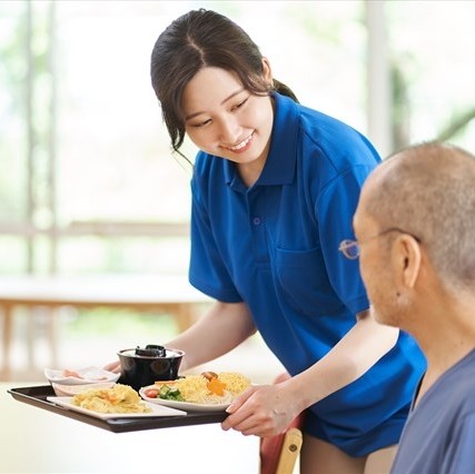 小規模多機能型居宅介護とはどんなサービス?医療体制や職員の配置は