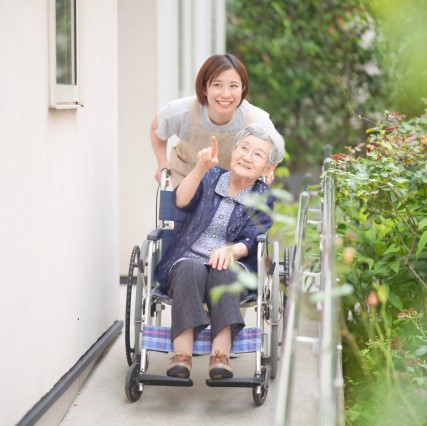 看護小規模多機能型居宅介護とは?サービス内容や職員の種類などを解説