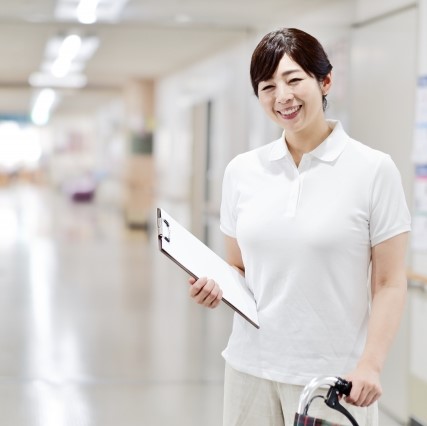 施設介護スタッフとはどのような仕事?必要な資格や働き方を知ろう