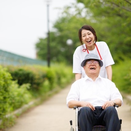 施設管理者の役割や仕事内容は?必要資格や施設長との違いを分かりやすく解説