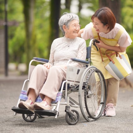 小規模多機能型居宅介護とグループホームの違いとは?メリットなども解