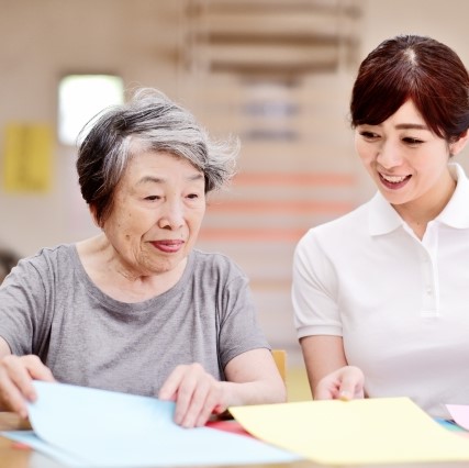 デイケアとデイサービスの違いとは何?メリットやデメリットは?