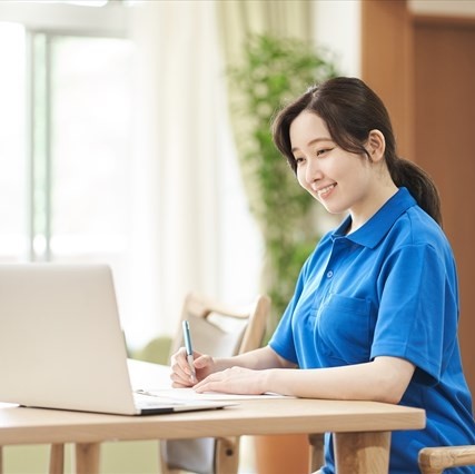 認知症介護基礎研修が義務化!無資格なら2024年度までに受講する必要