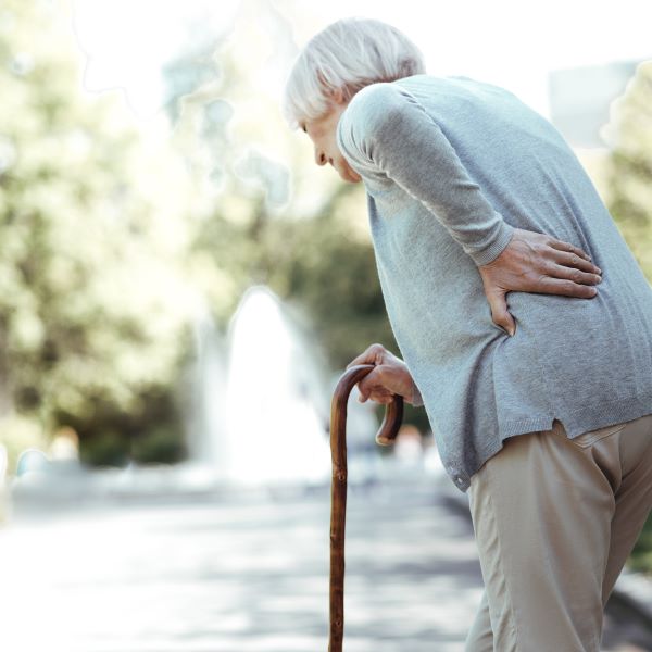 老人性円背についてくわしく解説!原因やリハビリ方法とは?