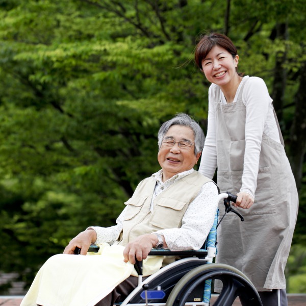 ケアラーとは?抱える問題や地方自治体での支援策を紹介