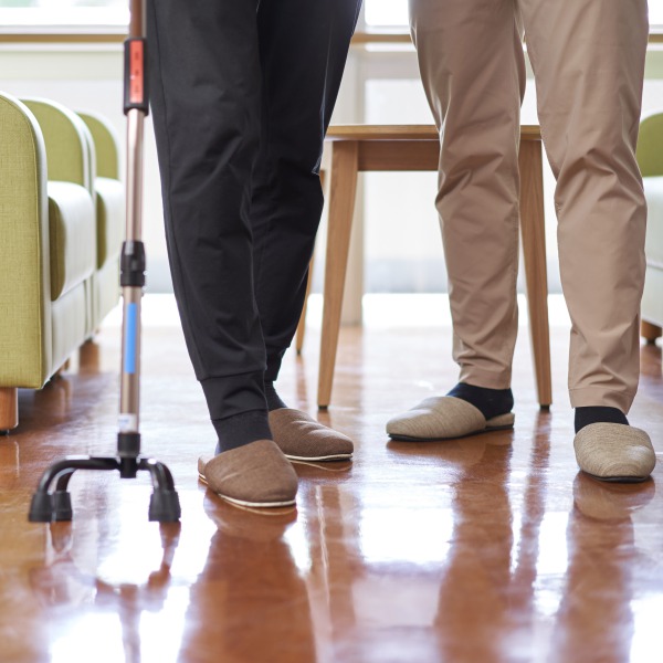 歩行介助のためのアイテムについて解説!選び方や注意点とは?